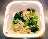 レンジで小松菜とエノキダケの梅肉小鉢作り方5写真