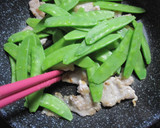 きぬさやと豚肉の卵とじ味噌汁作り方4写真