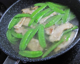 きぬさやと豚肉の卵とじ味噌汁作り方6写真