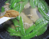 きぬさやと豚肉の卵とじ味噌汁作り方7写真