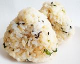 大葉にんにく醤油漬けと胡麻のおにぎり作り方2写真
