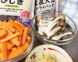 混ぜて炊くだけ簡単☆鳥挽肉炊き込みごはん作り方2写真