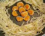 もやしとみかんのガーリック焦がし醤油炒め作り方1写真
