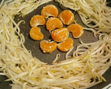 もやしとみかんのガーリック焦がし醤油炒め作り方1写真