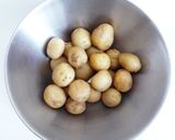 新じゃが丸ごと ローズマリーポテト作り方1写真