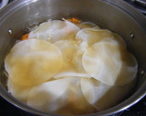 簡単☆ぎょうざの皮入り食べるみそ汁作り方3写真