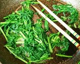春菊大量消費！簡単‼春菊の七味炒め♪作り方2写真