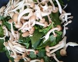 ほうれん草とシメジとベーコンのカルボ風♪作り方3写真