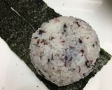 懐かしい母の【まんまる赤シソおにぎり】作り方4写真