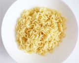 即席麺で　ピリ辛トマトきゅうりラーメン作り方3写真