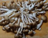 簡単!鶏むね肉と椎茸 しめじの生姜焼き!作り方3写真