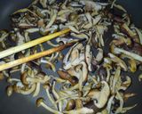 簡単!鶏むね肉と椎茸 しめじの生姜焼き!作り方5写真