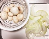 マッシュルームと玉ねぎのコンビーフ炒め作り方1写真