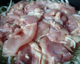鶏もも肉に塩こしょうをしてすき焼き作り方1写真