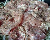 鶏もも肉に塩こしょうをしてすき焼き作り方2写真