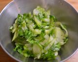 葉っぱごとセロリと塩昆布の和え物作り方1写真