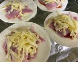 超簡単！餃子の皮でパリパリミニピザ！作り方2写真