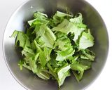 お茶漬けの素と塩昆布で　水菜サラダ作り方1写真