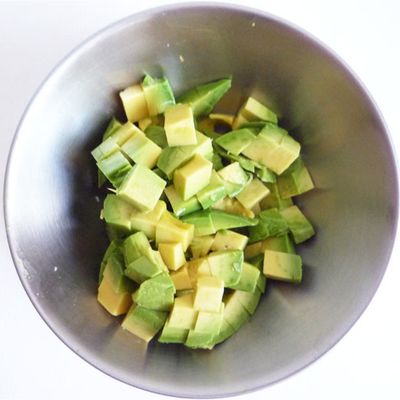 アボカドと海老のアボカドボート乗せ by liqueur☆ 【クックパッド