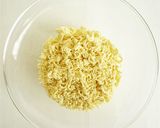 インスタントラーメンで　ラーメンピザ作り方1写真