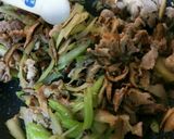 香味野菜好きな方に❤豚肉とセロリの炒め物作り方5写真