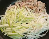 大根の皮と豚こまバター味噌炒め作り方1写真