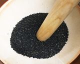 黒ごまをすり鉢で☆ごま餅用ペースト作り方3写真