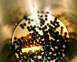圧力鍋で5分!簡単黒豆♪作り方1写真