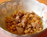 納豆と甘辛く炒めた牛肉を混ぜただけ～。作り方3写真