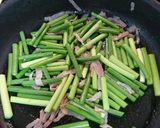 ツナ缶とベーコンで！にんにくの芽炒め♪作り方2写真