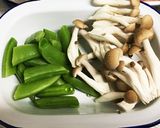 鶏胸肉とスナップエンドウの味噌マヨ炒め作り方1写真