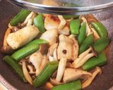 鶏胸肉とスナップエンドウの味噌マヨ炒め作り方5写真