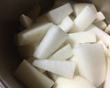大根切って合わせ調味料に入れる醤油漬け作り方1写真