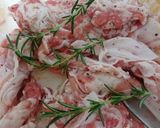 ワインに合う♪豚肉とじゃがいもの香草炒め作り方1写真