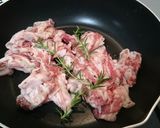ワインに合う♪豚肉とじゃがいもの香草炒め作り方3写真
