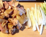 ウドの皮と鶏もも肉の、ショウガしょうゆ味作り方3写真