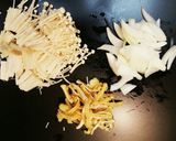 簡単！節約☆えのきと玉ねぎの味噌汁☆作り方1写真