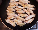 鶏手羽中とうずら卵の照り照り煮♡作り方1写真