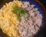 たまごと鶏ひき肉の簡単☆二食丼♪作り方5写真