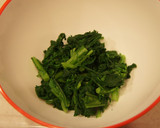 今日の小皿＊春菊とチーかまの和えもの作り方1写真