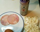 簡単すぎる！ハムエッグうどん作り方1写真
