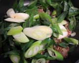 夕♪牛肉エノキタケしめじ長ねぎの炒め物作り方5写真