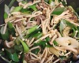 夕♪牛肉エノキタケしめじ長ねぎの炒め物作り方7写真