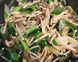 夕♪牛肉エノキタケしめじ長ねぎの炒め物作り方7写真