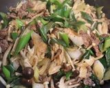 夕♪牛肉エノキタケしめじ長ねぎの炒め物作り方8写真