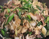 夕♪牛肉エノキタケしめじ長ねぎの炒め物作り方8写真