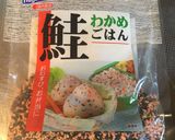 簡単☆鮭わかめふりかけでミニおにぎり♪作り方1写真