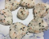 簡単☆鮭わかめふりかけでミニおにぎり♪作り方2写真