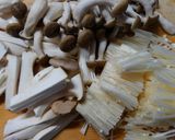 なめこと蒟蒻♪たっぷり きのこのお吸い物作り方1写真