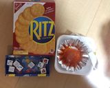 RITZとクリームチーズのイクラ乗せ作り方1写真
